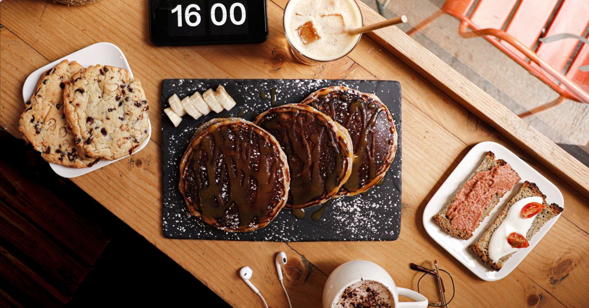 Bol de flocons d'avoine, banane et amandes pour un petit déjeuner énergétique