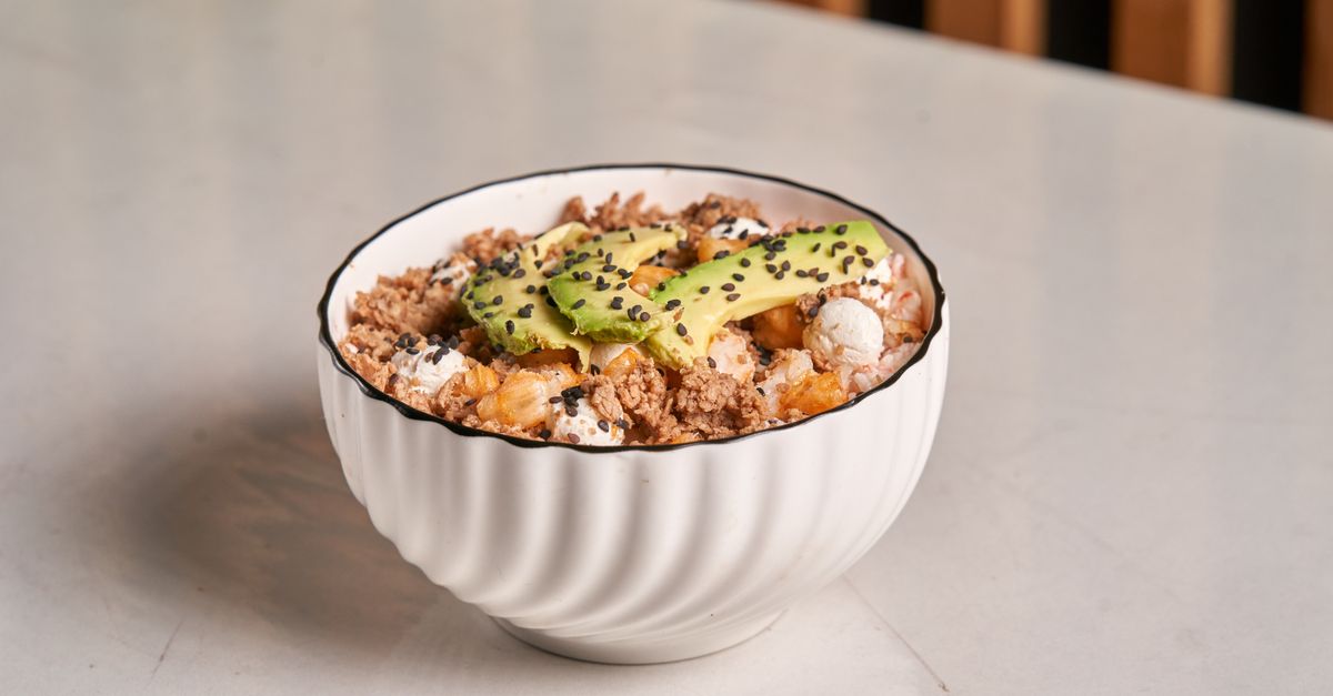 Bowl de saumon, riz et avocat riche en protéines