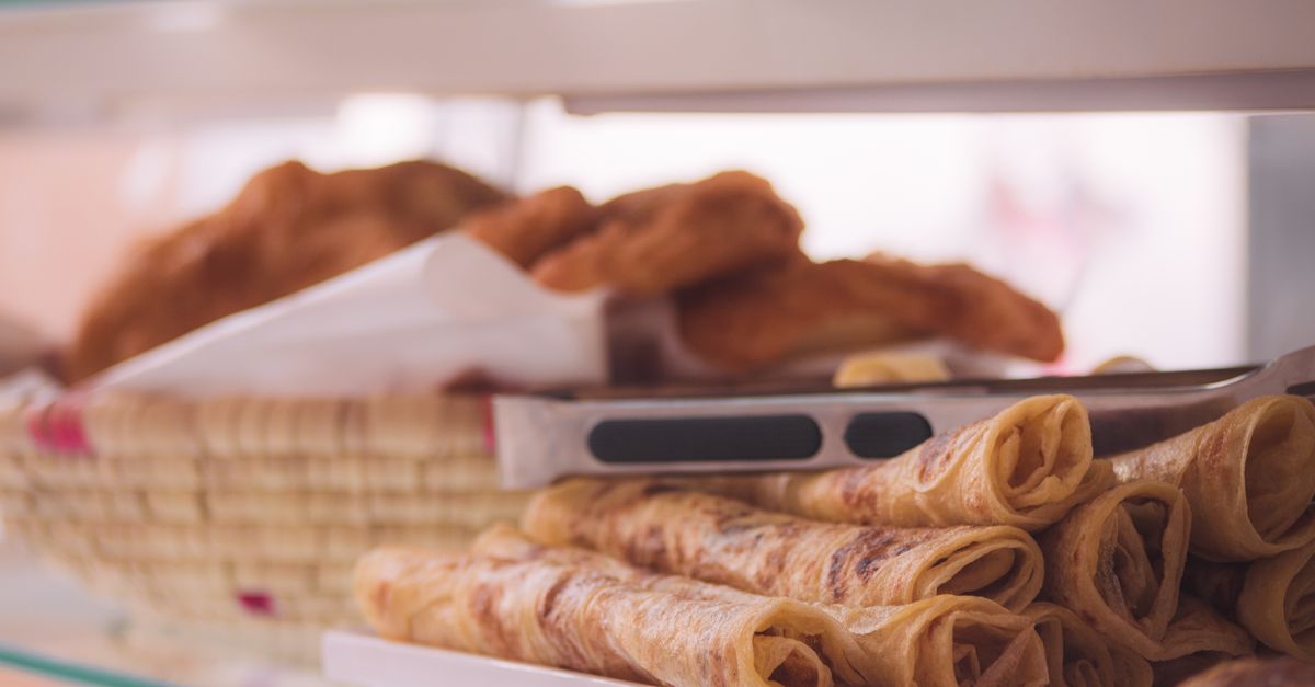 Buffet de petit-déjeuner varié à l'hôtel : fruits frais, pain, produits sains pour manger équilibré en voyage